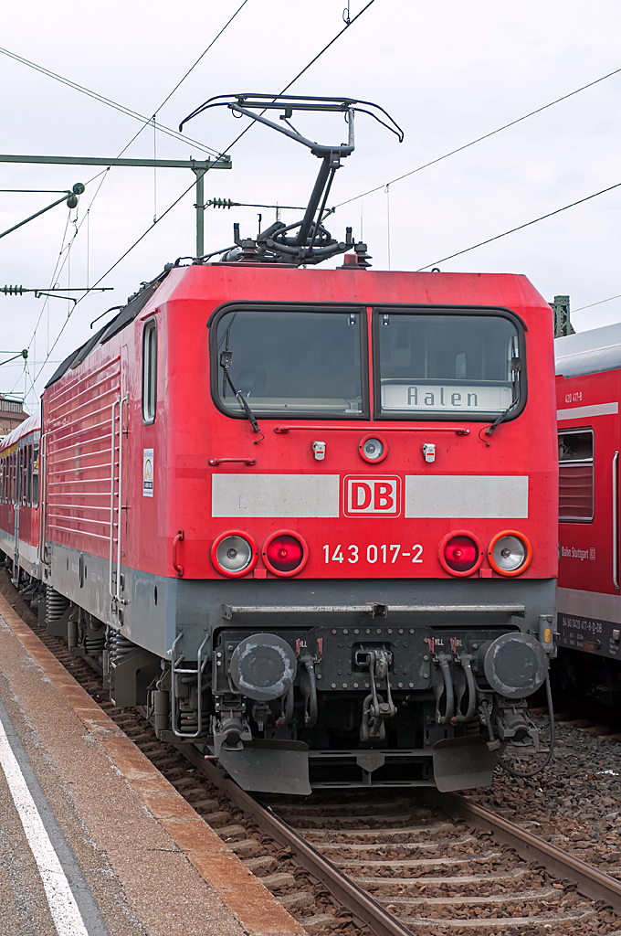 143 017-2 verlsst, eine Zuggarnitur in Richtung Aalen schiebend, am 07.08.2013 den Bahnhof Schorndorf