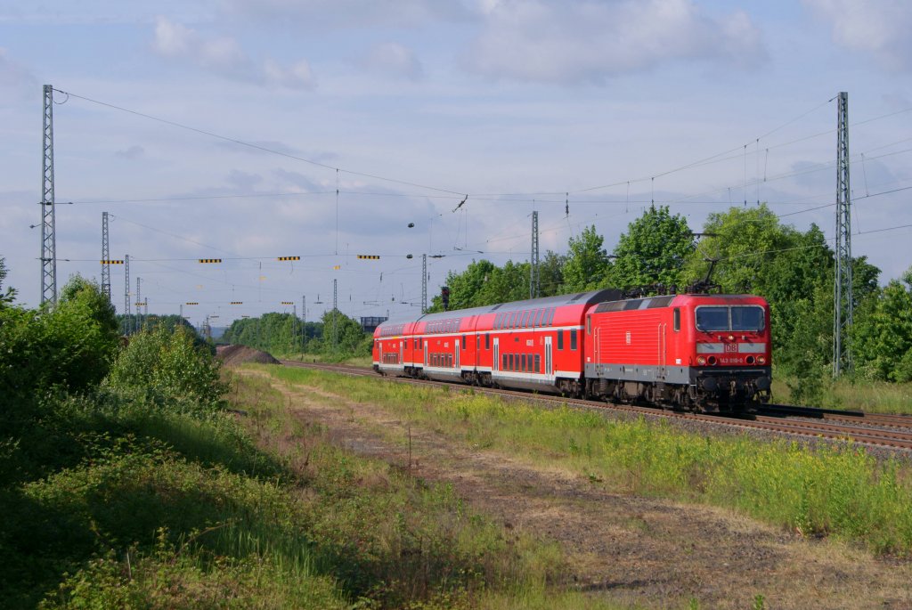 143 018-0 mit der RB 27 nach Kln bei der Einfahrt in Menden (Rheinland) am 02.06.2012