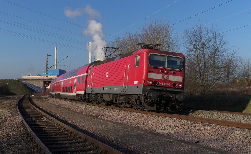 143 018-0 mit Regional Express Koblenz - Saarbrcken zwischen Ensdorf und Bous am 19.11.2012.