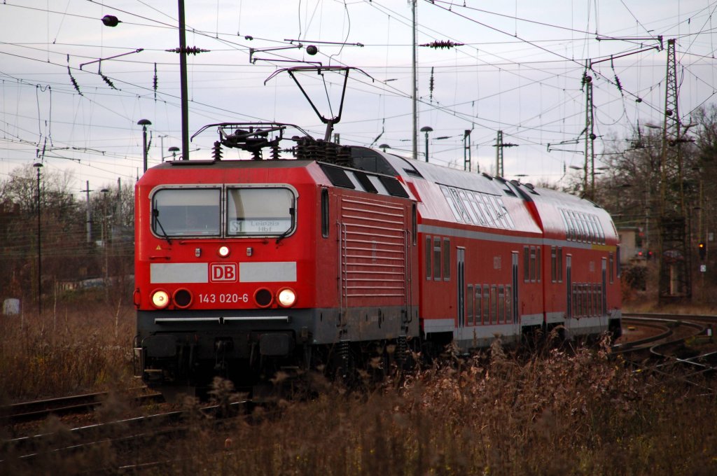 143 020 erreicht am 28.11.09 mit einer S1 Leipzig-Leutzsch.