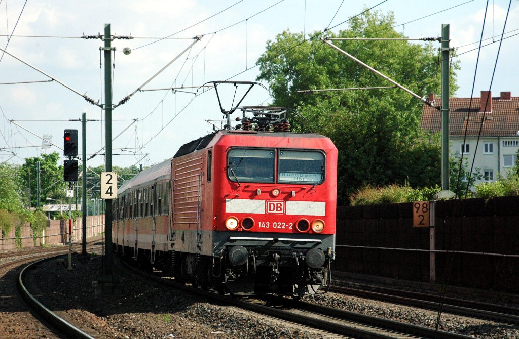 143 022 als RB von Allersberg kommend bei der Durchfahrt durch Nrnberg-Gleihammer.