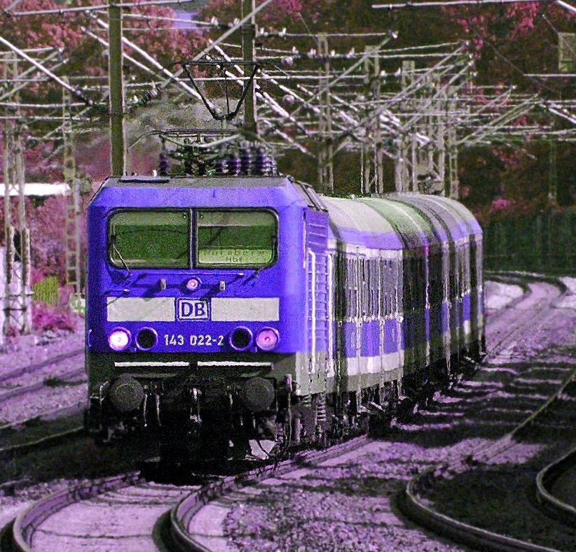 143 022,die neue Milka-Lok :P als RB von Allersberg kommen bei der Durchfahrt durch N�rnberg-Glei�hammer.