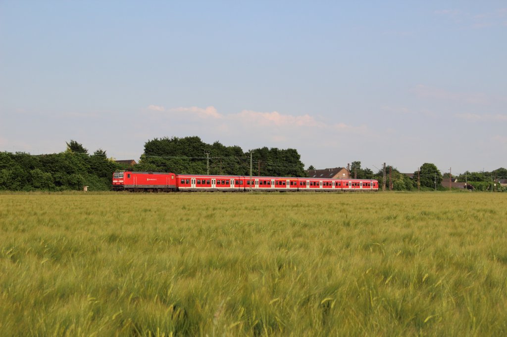 143 030-5 mit einer S6 (Kln-Nippes - Essen Hbf) in Langenfeld (Rheinland) am 07.06.13