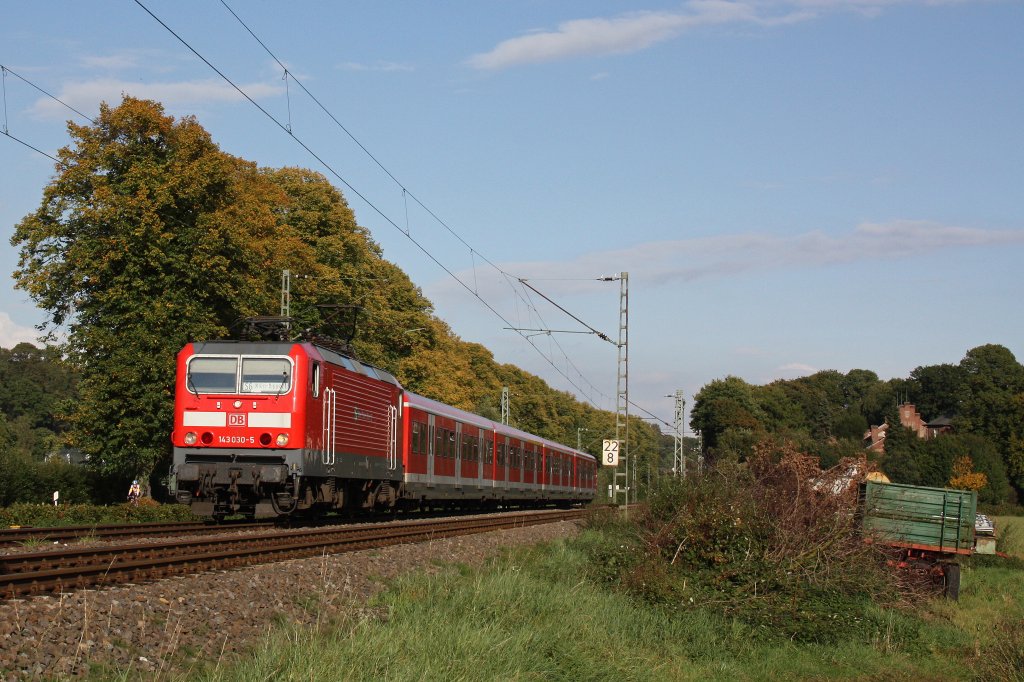 143 030 mit Sbahn Rhein Ruhr Logos  am 29.9.12 mit einer S6 nach Kln-Nippes in Essen-Kettwig.