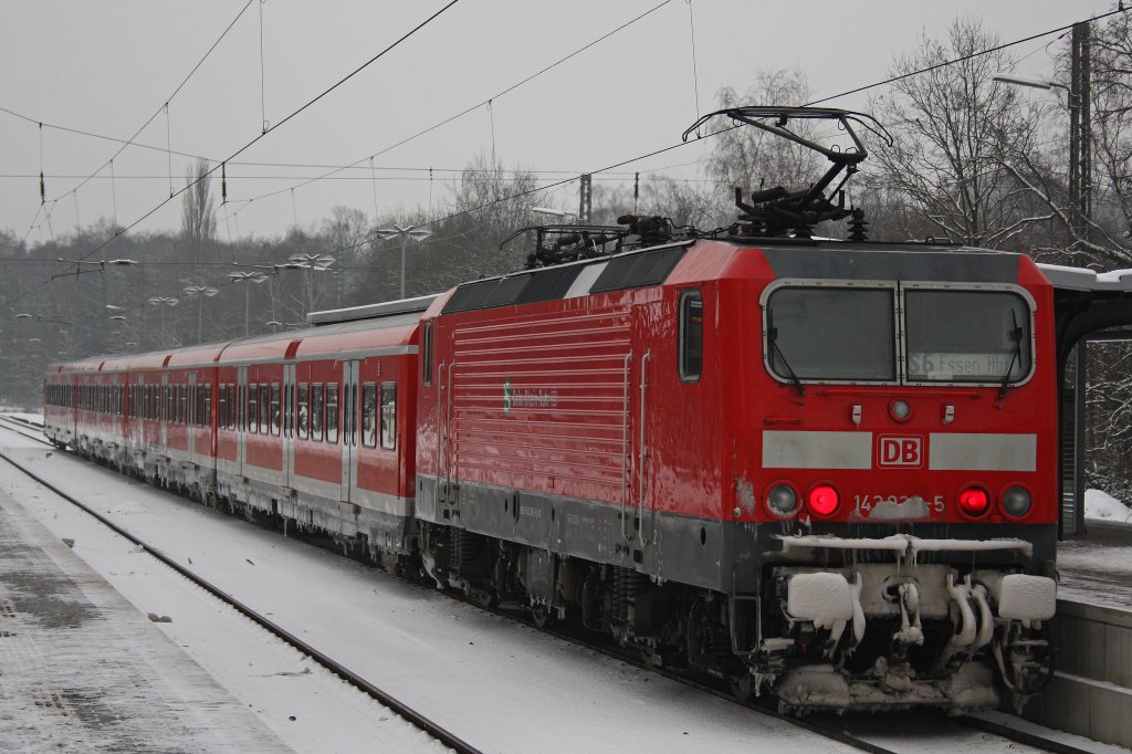 143 030  Sbahn Rhein Ruhr  schiebt am 16.1.13 eine S6 nach Essen Hbf aus dem Bahnhof Kettwig.