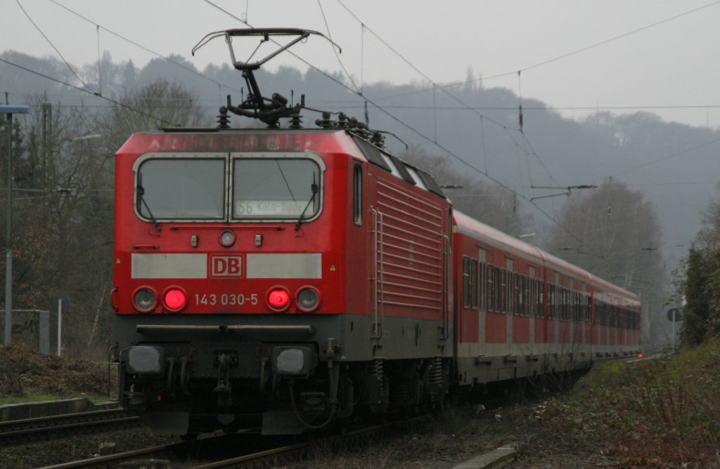 143 030 schiebt am 2.2.11 die S6 nach Kln-Nippes.Hier bei der Einfahrt in Essen-Kettwig