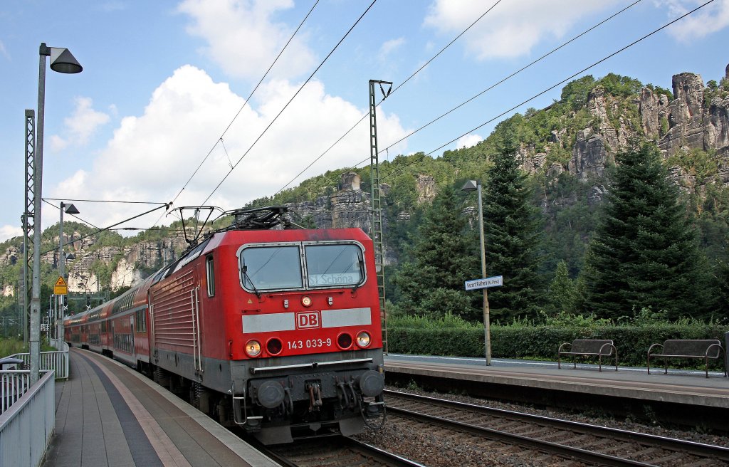 143 033 mit S7035 (S1) in Kurort Rathen, 4.8.010. Im Hintergrund die Bastei im Elbsandsteingebirge in der Schsischen Schweiz.