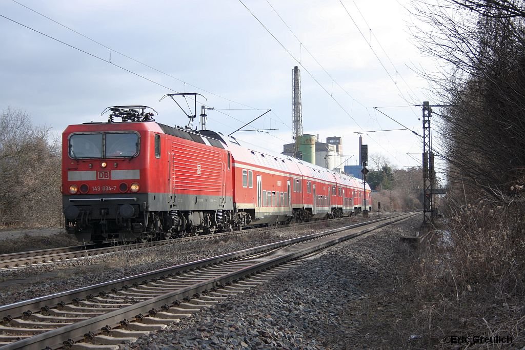 143 034 mit einem Fuballsonderzug am 27.2.10. in Hannover Misburg.