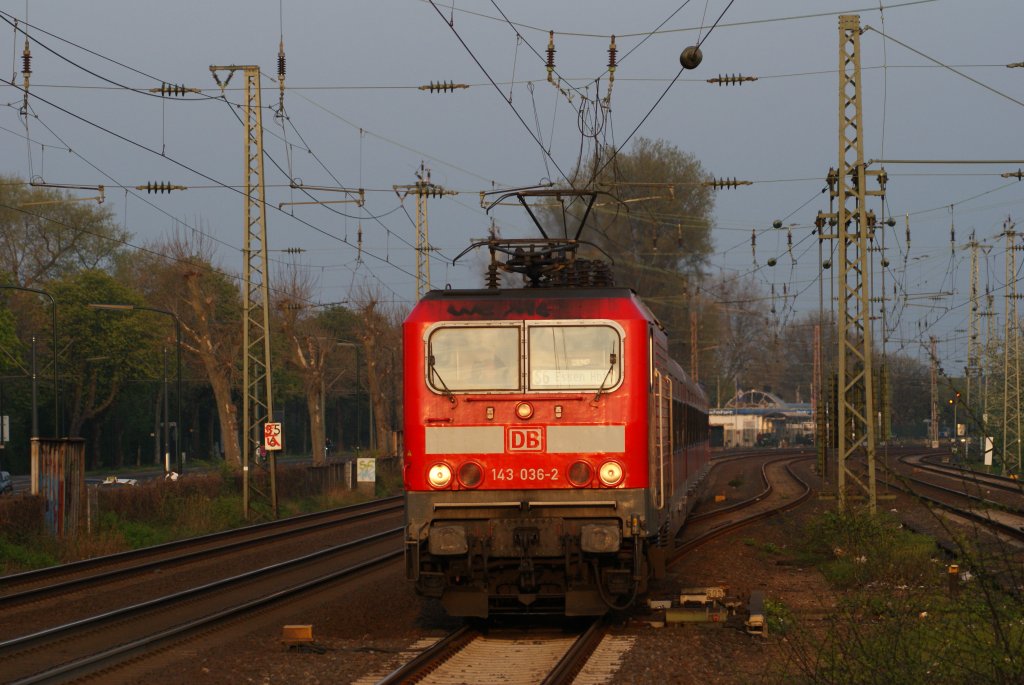 143 036-2 mit der S6 nach Essen Hbf bei der Einfahrt in Dsseldorf-Oberbilk am 08.04.2011