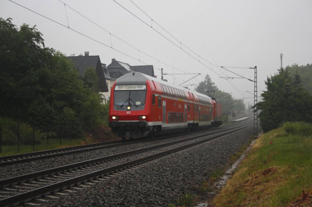 143-038-8 schiebt um 17:00 Uhr den RE nach Zwickau aus den Hp.Chemnitz-Grna bei strmenden Regen! War sehr unangenehm :-) 03.06.2012