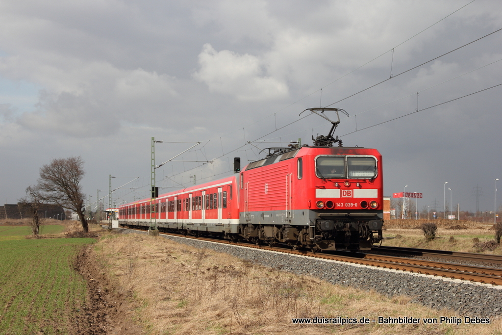 143 039-6 (DB) fhrt am 8. Mrz 2012 um 13:50 Uhr mit der S11 in Richtung Bergisch Gladbach durch Neuss Allerheiligen