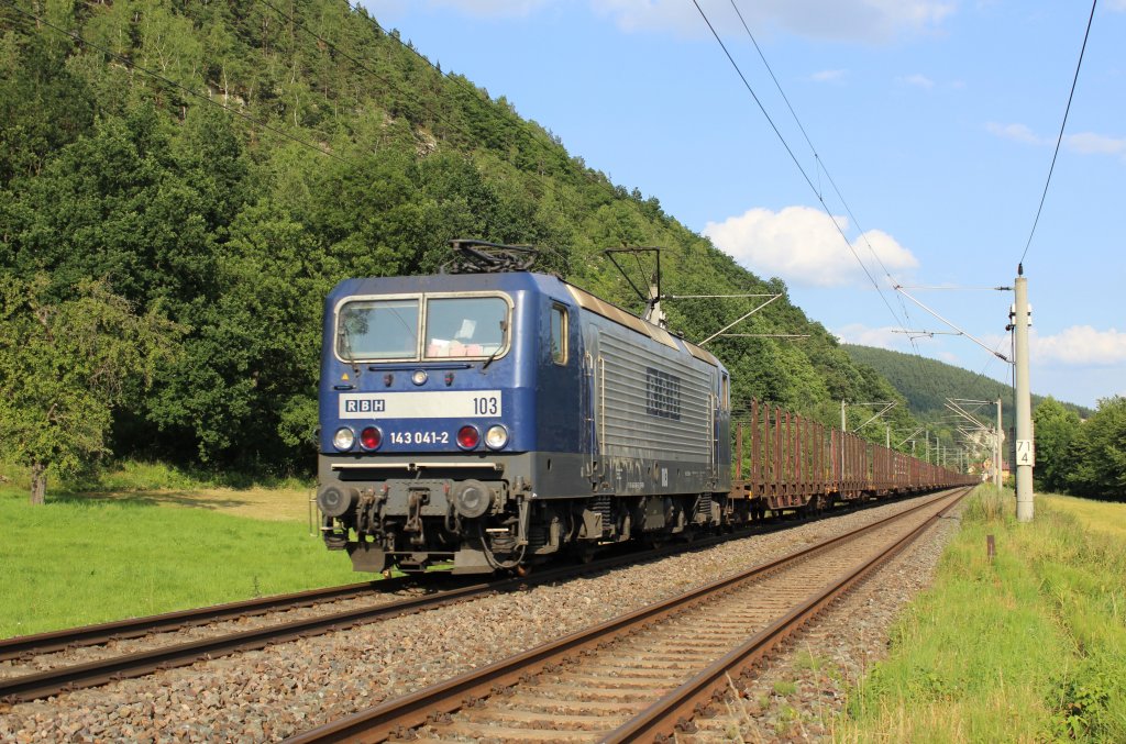 143 041-2 mit einem Leerholzzug in Remschtz am 12.07.13.