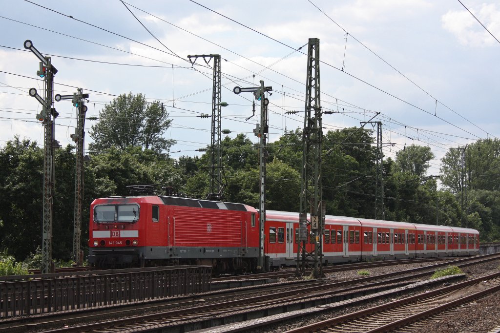 143 045 mit einer S6 Garnitur bei der Einfahrt in den Dsseldorfer Abstellbahnhof.
Aufgenommen am 10.6.12 in Dsseldorf-Oberbilk.
