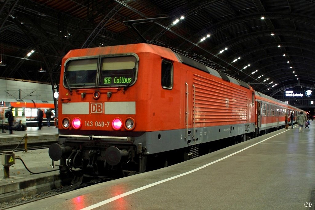 143 048-7 steht am 28.11.2009 mit dem RE 26183 nach Cottbus in Leipzig Hbf bereit. Ab dem Fahrplanwechsel wird dieser Zug von der BR 182 gezogen.