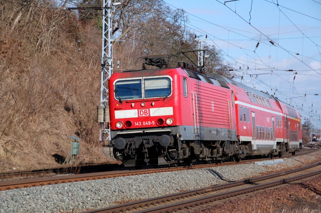 143 049 hat am 27.02.10 den Bahnhof Eilenburg verlassen und fhrt nun weiter nach Leipzig.