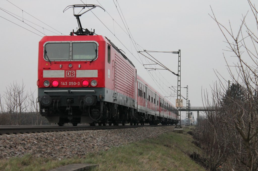 143 050-3 mit neuer Revision und Ceromol Lackauffrischung am 27.03.2013 an einer RB aus Neuenburg (Baden) nach Offenburg. Hier kurz hinter Mllheim (Baden).