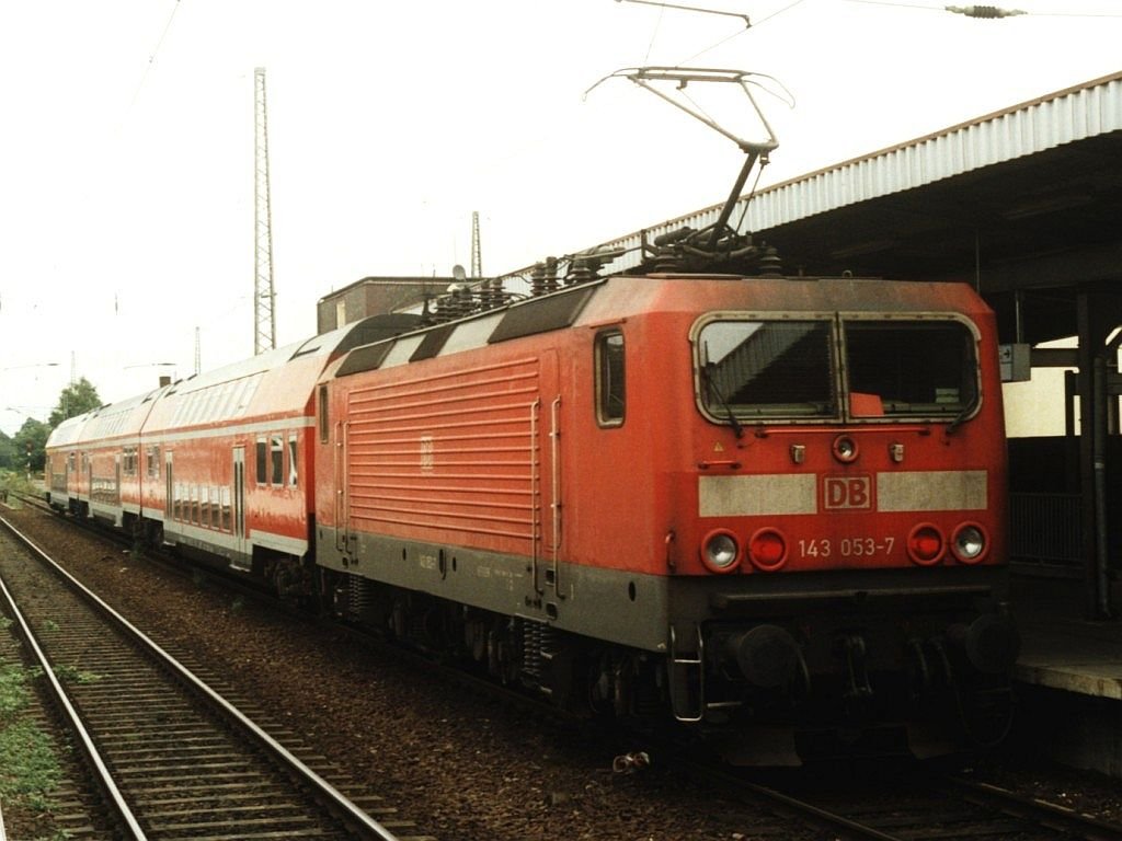143 053-7 mit RB 37315 Magdeburg-Burg (bei Magdeburg) auf Magdeburg Hauptbahnhof am 12-8-2001. Bild und scan: Date Jan de Vries.