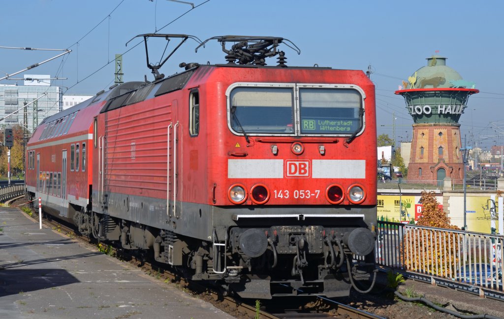 143 053 erreicht am 21.10.12 mit einer RB aus Wittenberg den Hbf Halle(S).
