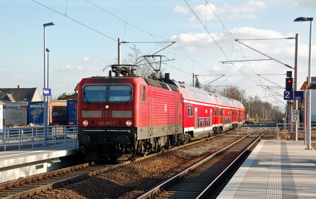 143 053 erreicht mit einer RB nach Falkenberg am 20.03.11 den Hp Raguhn.