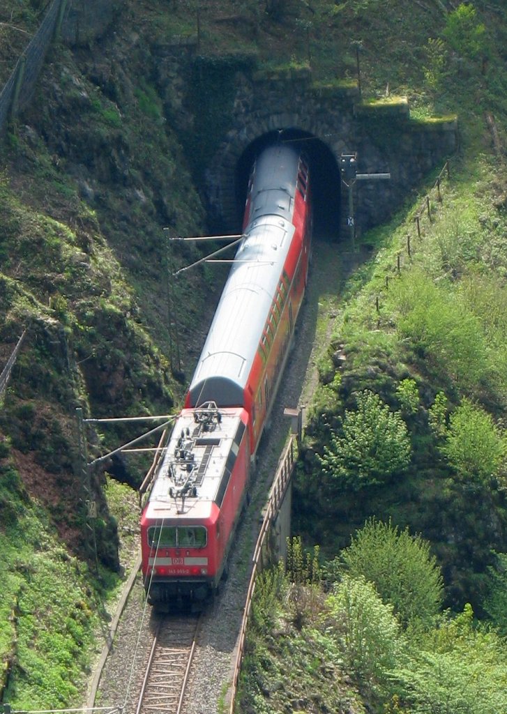 143 055-2 als Schublok hinter RB26929 zwischen dem Falkensteintunnel und dem unteren Hischsprungtunnel. Aufnahme wurde am 05.05.13 von der Ruine Falkenstein gemacht.