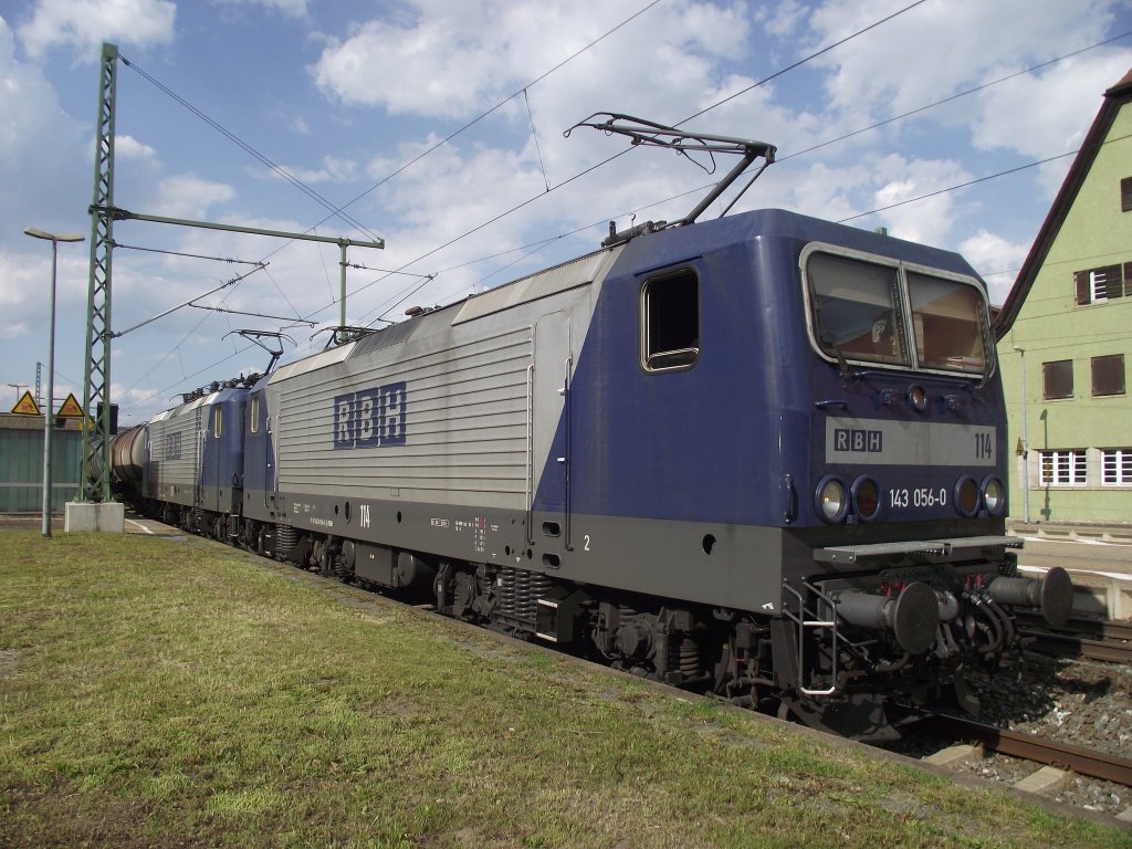 143 056-0 (RBH 114) und 143 571-8 (RBH 119) stehen am 28. Juli 2011 mit einem leerem Kesselwagenzug auf Gleis 4 in Kronach.