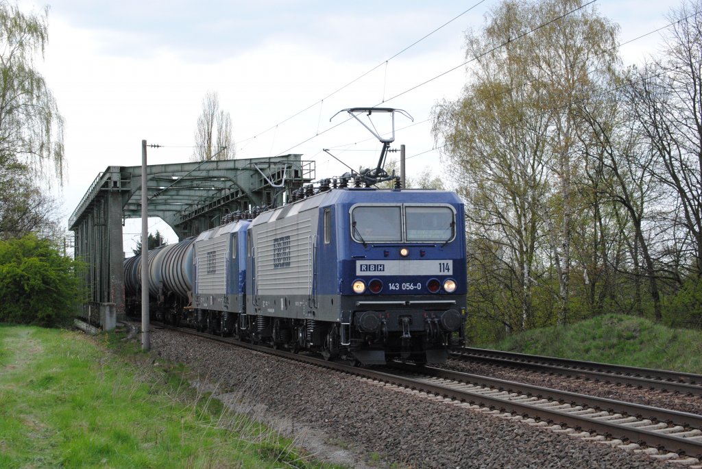 143 056-0 RBH mit Schwesterlok beim berqueren des Mittellandkanals bei Peine am 16.04.2011
