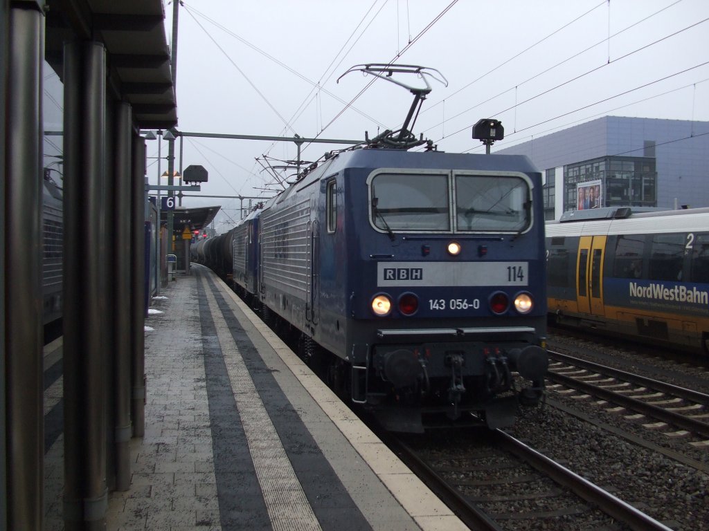 143 056-0 von RBH mit einer weiteren Lok dieser Baureihe/ Firma mit einem Kesselwagenzug durch Bielefeld. 02.02.2011.