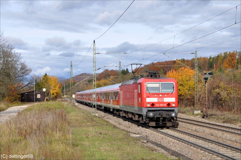 143 057 im Sandwich mit RB 19323 nach Ulm.Aufgenommen in Gingen/Fils am 4.11.2010
