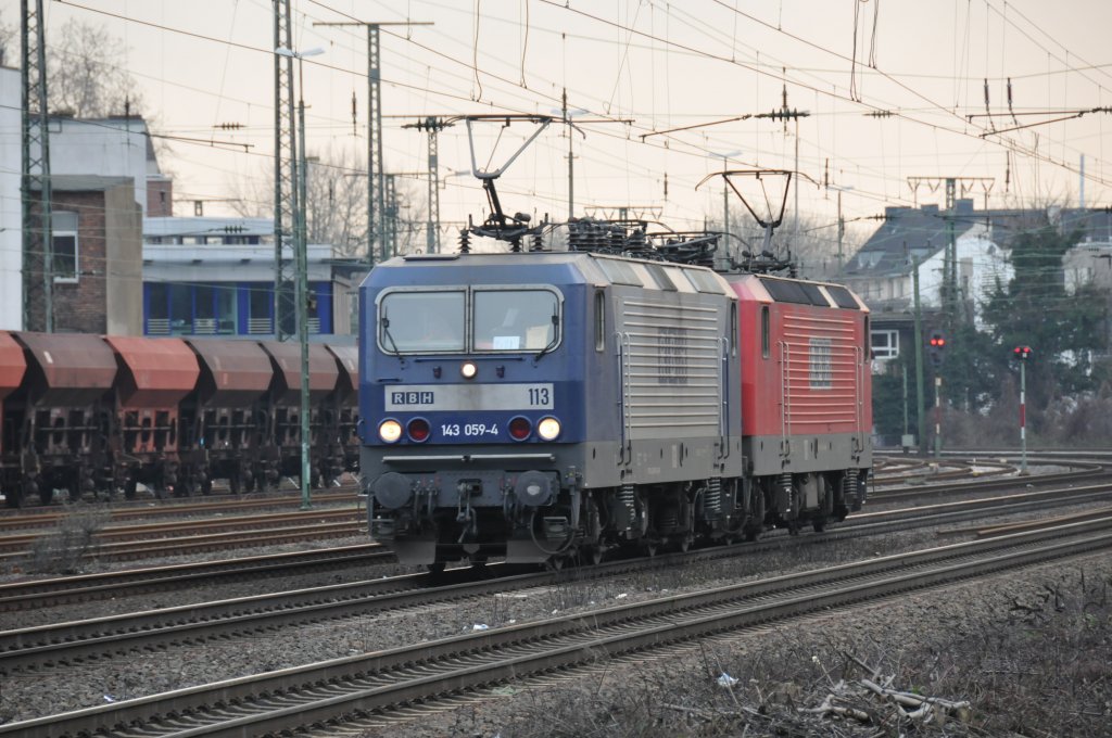 143 059-4 und 143 063-6 der RBH (113 und 107) rollen am 12/02/2011 als Lokzug durch Kln-West.