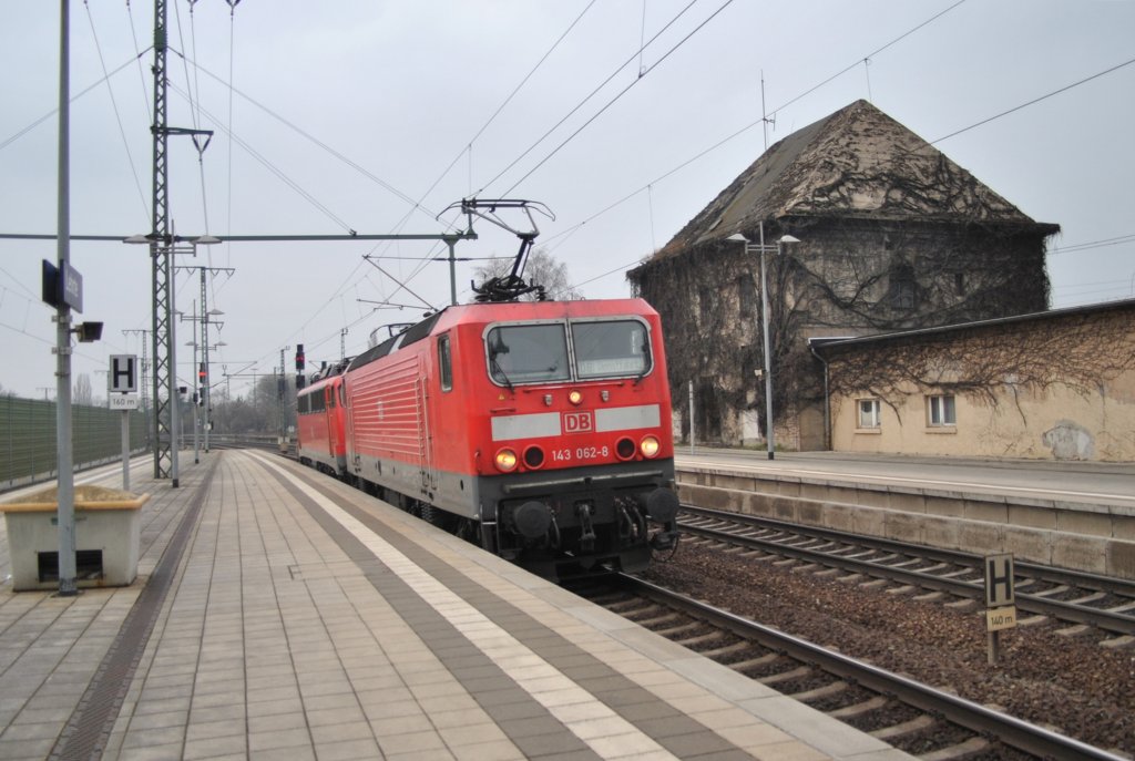 143 062-8, die 110 468 in Schlepp. Die Aufnahme entsand am 14.03.2011 in Lehrte.