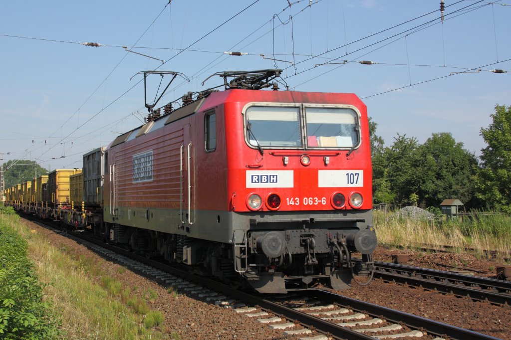 143 063-6 der RBH fhrt mit einem Gterzug durch den Bahnhof Leipzig-Thekla in Richtung Schnefeld. Fotografiert am 21.07.2010. 