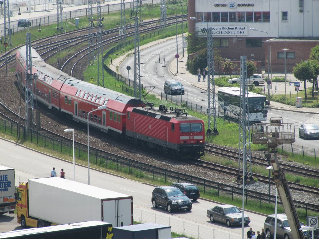 143 065-1 erreicht mit der S-Bahn aus Rostock am 1.6.2013 den Bahnhof Warnemnde.