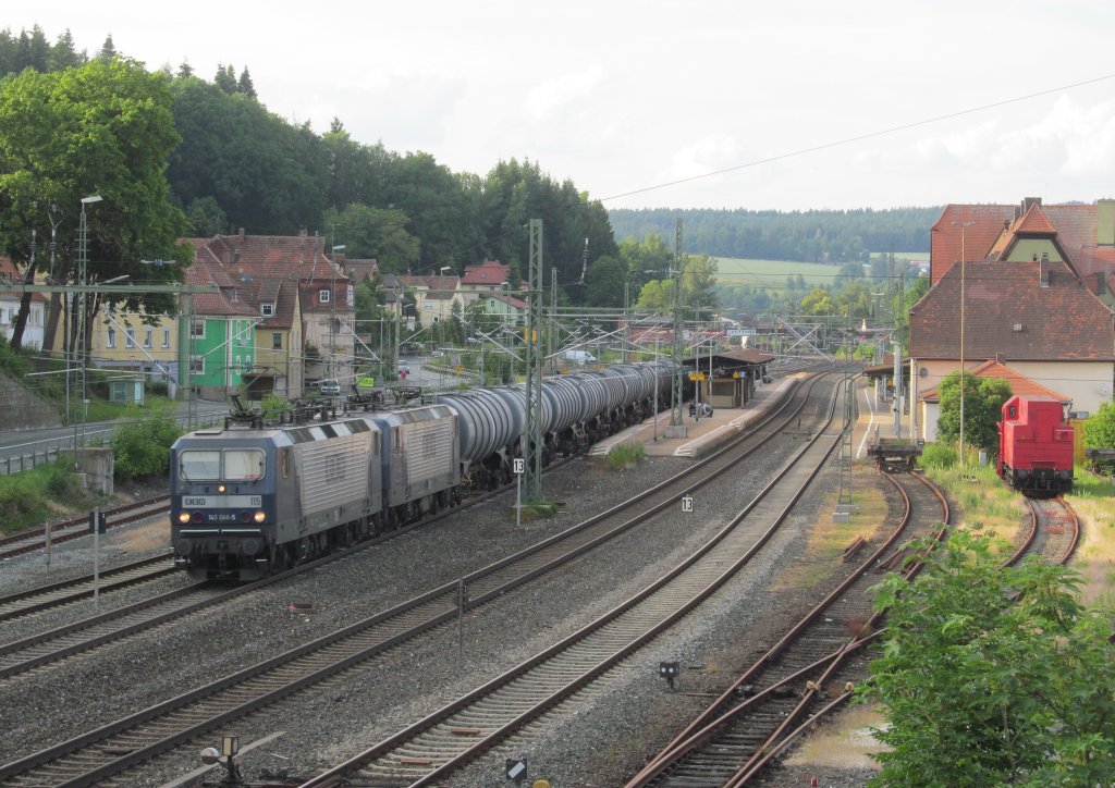 143 068-5 und 143 941-3 der RBH ziehen am 02. Juli 2013 einen Kesselwagenzug durch Kronach.