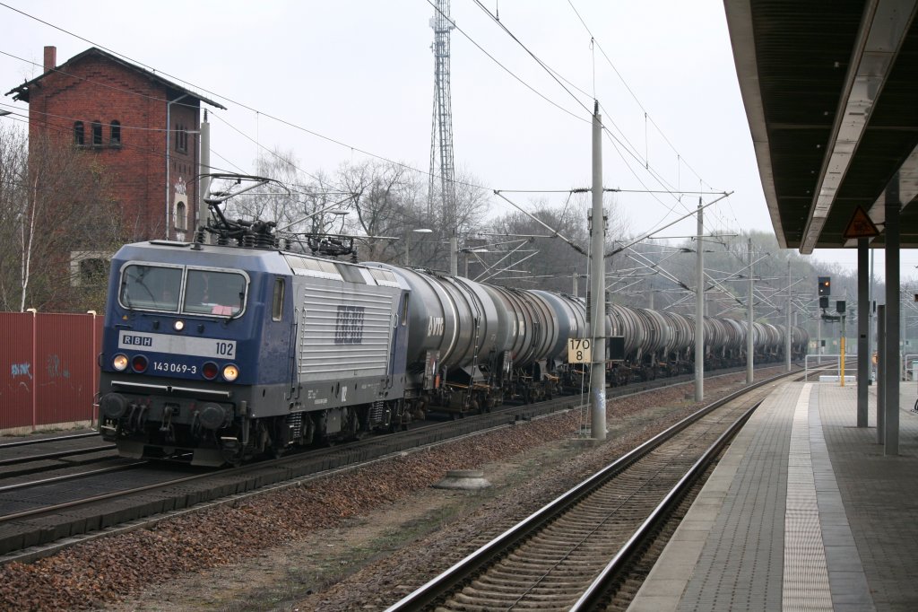 143 069-3 RBH mit Kesselwagenzug am 04.04.2011 in Rathenow