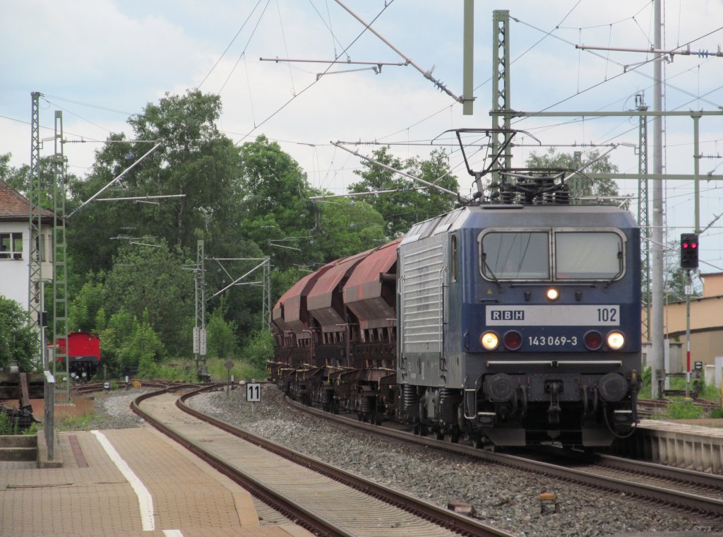 143 069-3 der RBH zieht am 4. Juni 2012 einen Getreidezug durch Kronach.