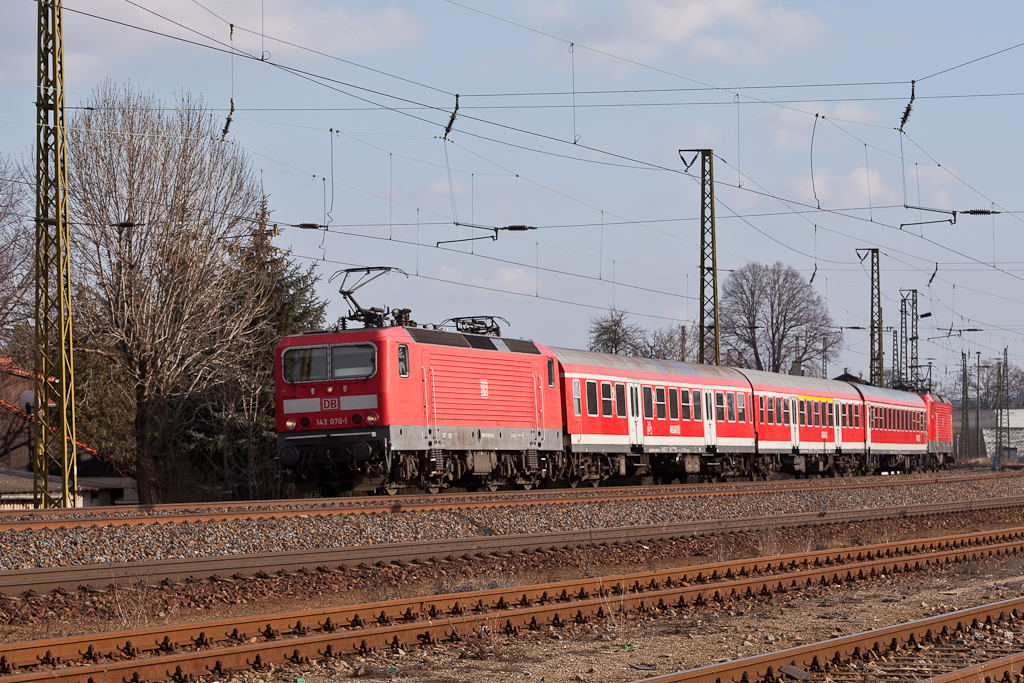 143 070-1 zieht am 09.03.2012 den RE 18 nach Cottbus. Es schiebt 143 956-1. (Ausfahrt Bahnhof Coswig)