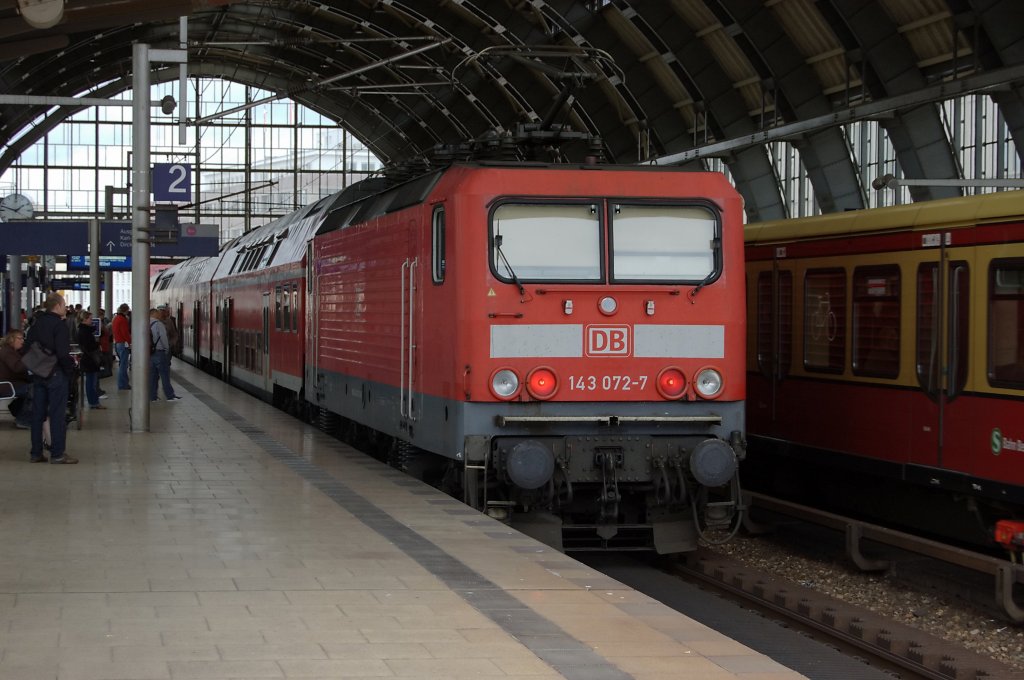 143 072-7 wartet mit dem RE7 Rolau(Elbe) im Berlin Alexanderplatz auf die Weiterfahrt. 27.04.2010