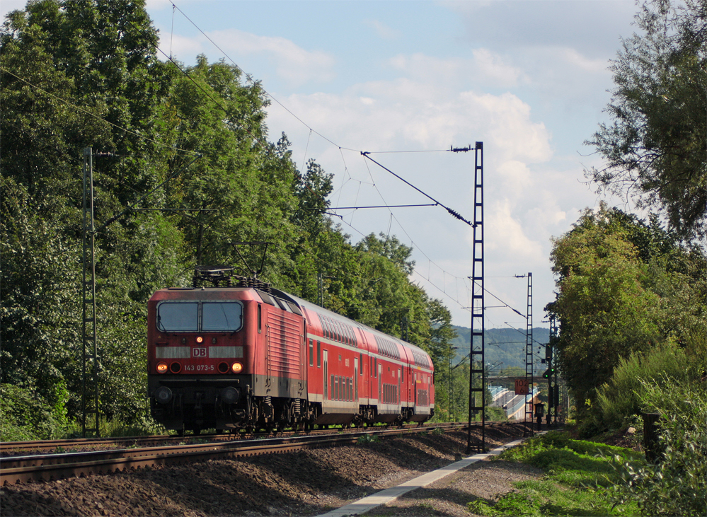 143 073-5 mit der RB27 aus Koblenz nach Mnchengladbach Hbf zwischen Bad Honnef und Rhndorf, 9.8.10