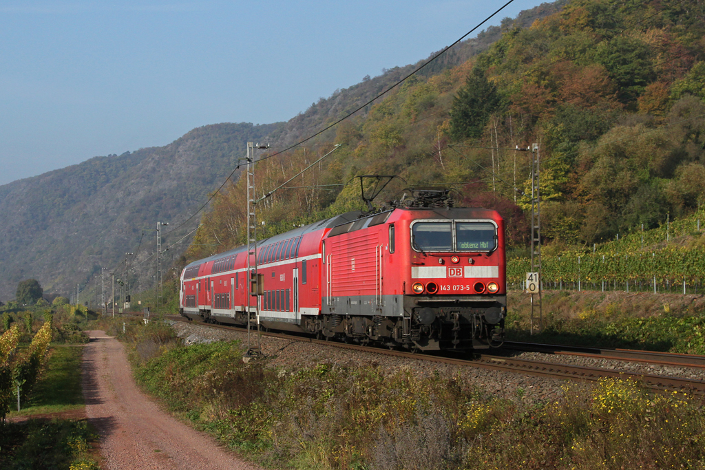 143 073 mit RE 12009 auf der Moselstrecke bei Pommern. 22.10.2011.