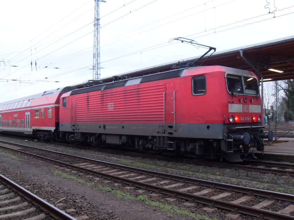 143 074 mit einem RE nach Halle/Saale am 20.01.2011 in Stendal.

