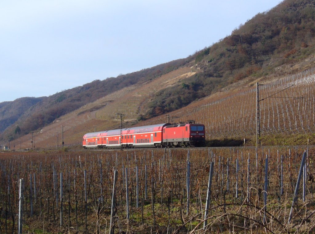 143 078-4 zieht den RE 1 Saarbrcken - Koblenz am 30.11.2011 durch Pommern (Mosel)
