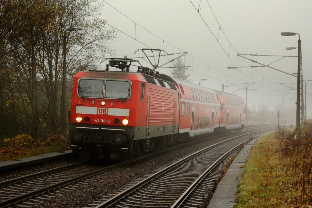 143 081 als RB 17323, Zwickau-Dresden, beim Halt in Kleinschirma, 09.11.09