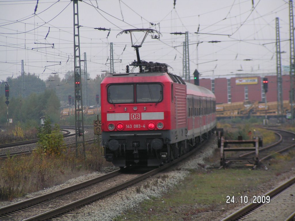 143-083-4 dr�ckt ihren RE aus dem Bahnhof Nienburg/Weser hinaus Richtung Minden. Am 24.10.2009.