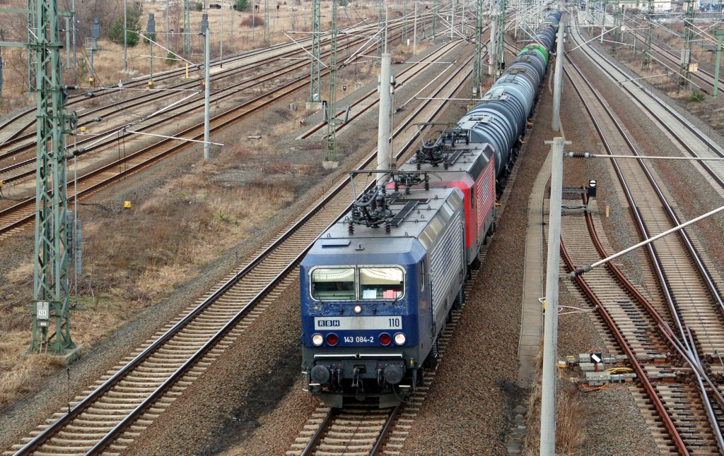 143 084 der RBH zieht zusammen mit einer Schwestermaschine am 06.02.11 einen Kesselwagenzug durch Bitterfeld Richtung Leipzig.