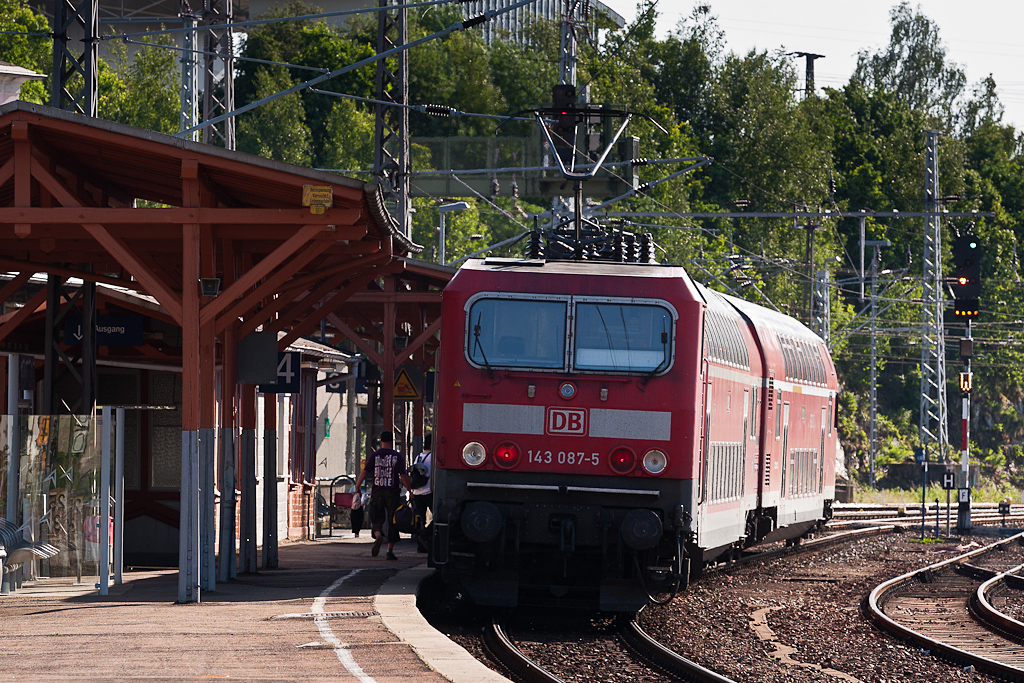 143 087-5 schiebt den RB 17427 am 24.05.2012 aus dem Dbelner Hauptbahnhof in Richtung Chemnitz.