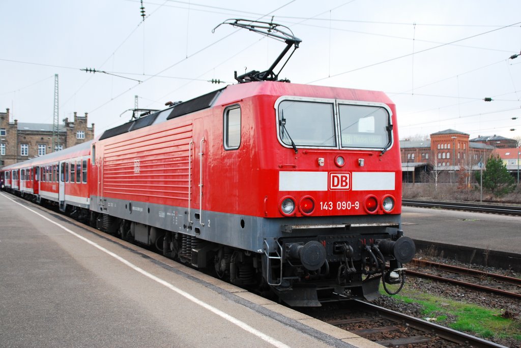 143 090-9 ist soeben in den MHf Minden eingefahren. Nach 20 Minuten aufenthalt geht es dann wieder retour nach Hannover im S-BAHN pendelverkehr. Am 27.03.2010. 