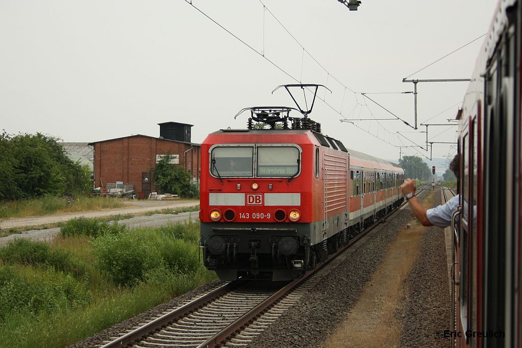 143 090 mit einer RB von Hildesheim nach Braunschweig am 23.7.2010 in Bettmar.