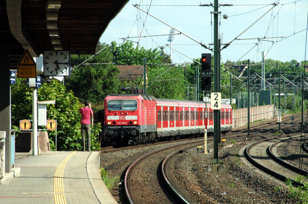 143 094 bei der Einfahrt in den Bahnhof Nrnberg-Gleihammer, am 23.05.2010. Im Vordergrund fotografiert gerade Stephan Rolle das selbe Motiv.