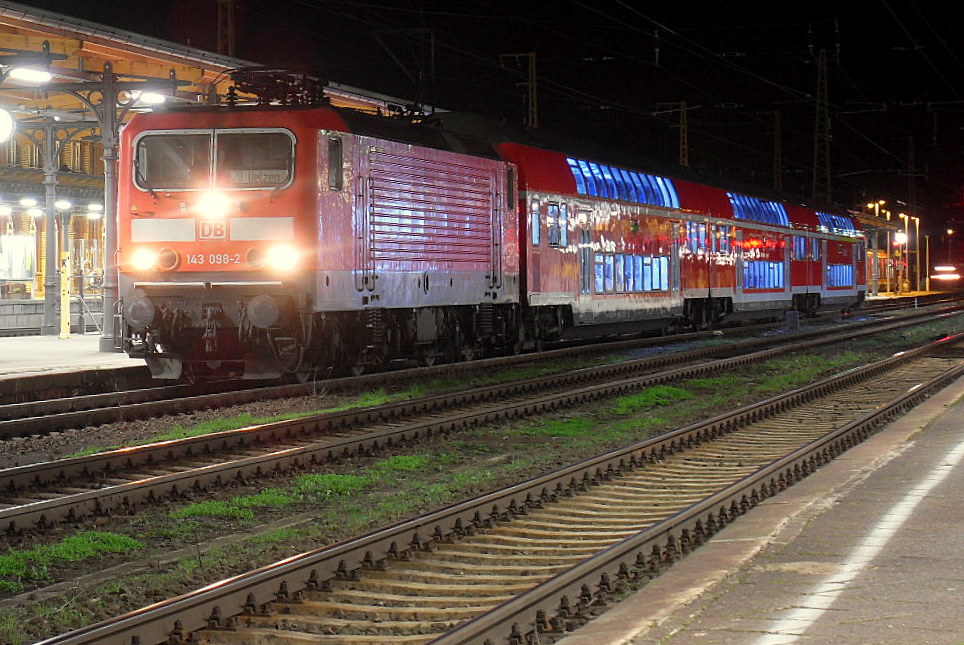 143 098 fuhr am 28.12.2011 mit RE 20 (RE 17716)nach Uelzen (Halle->Magdeburg->Stendal->Salzwedel->Uelzen)