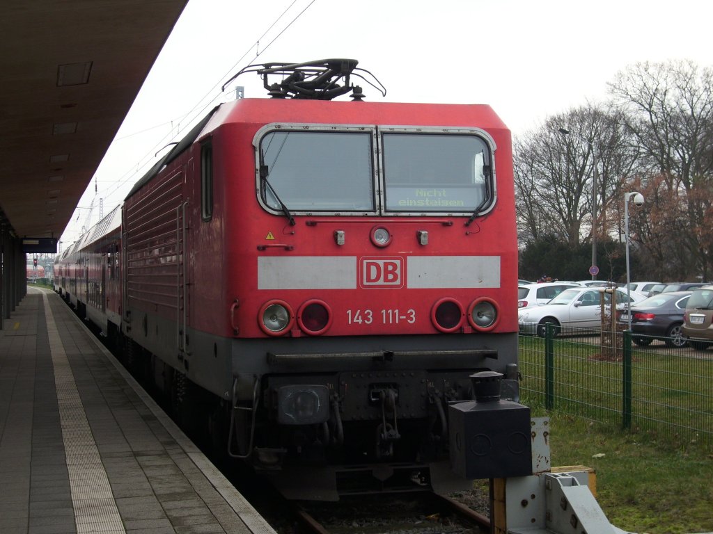 143 111 abgebgelt am 05.Dezember 2009 auf Gleis 1 in Warnemnde.